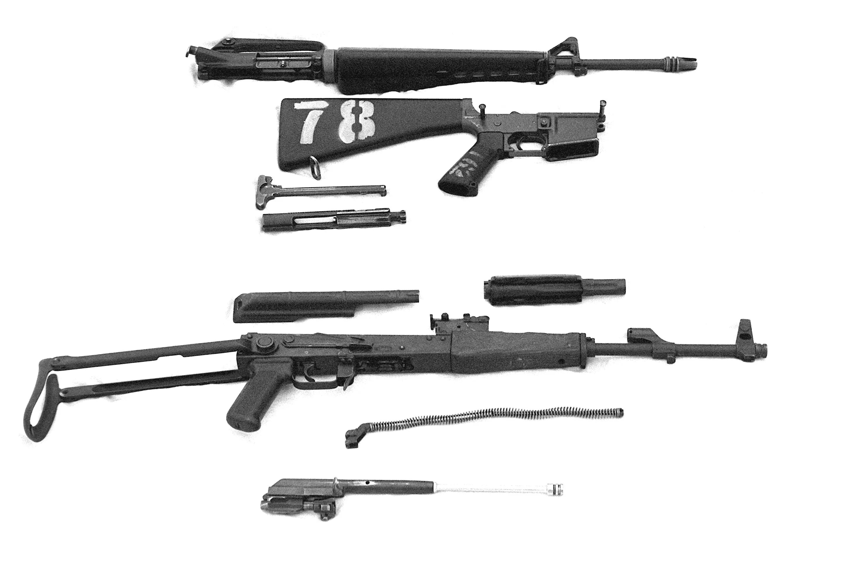 Автоматика ак. Винтовка m16a1. M16 винтовка и АК. M16 и АК 47. М13 автомат.