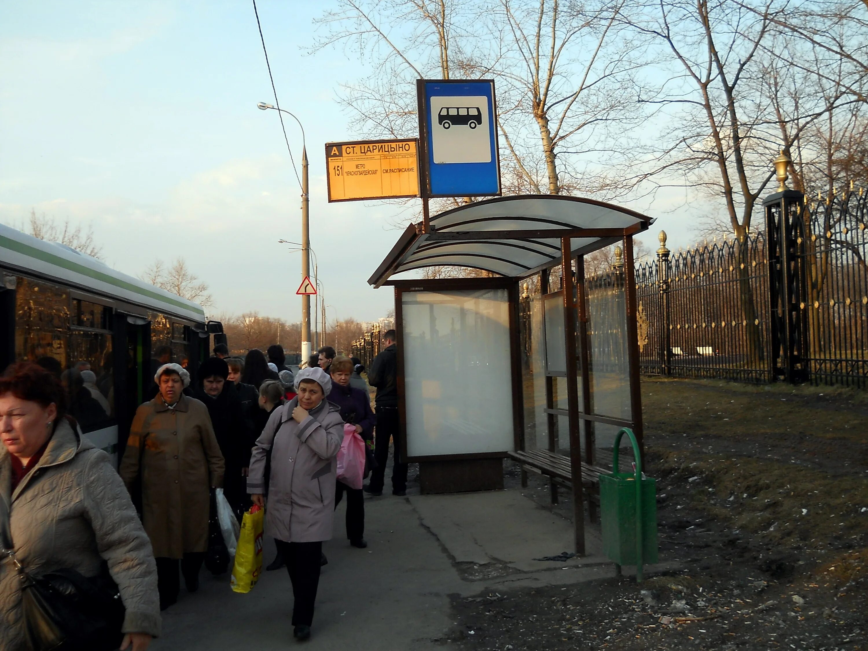 Автобусная остановка. Старая автобусная остановка. Московские автобусные остановки. Старые автобусные остановки в Москве.