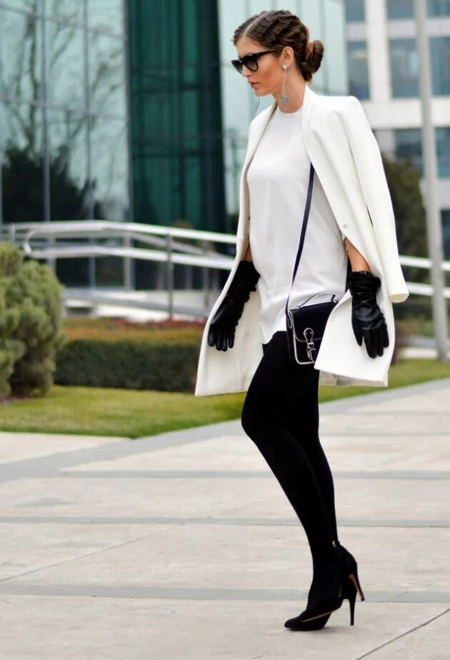 Черное пальто и белые брюки. Чёрно-белый стиль в одежде. Элегантный образ с перчатками. Черно белый стиль одежды. Стильный белый образ.