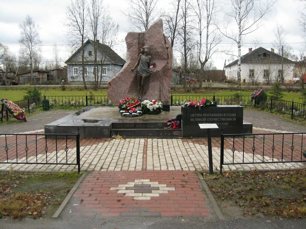 Великая отечественная новгородская область. Памятник Ленинградским детям на станции Лычково. Памятник детям на станции Лычково Новгородской области. Мемориал "дети войны" на станции Лычково. Станция Лычково Обелиск погибшим детям.