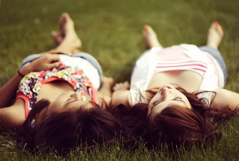 Покажи твою подругу. Покажи твою подругу. Покажи твою подругу. Попы подруг. Как подругу зовут подругу.