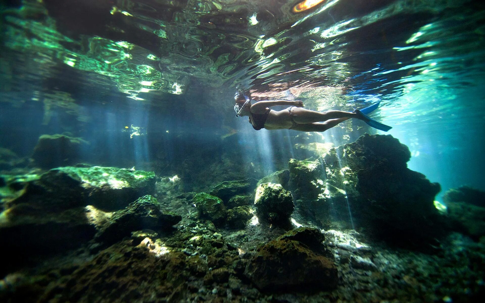 Мир подводной глубине. Сенот Ангелита Мексика. Мексика Сеноты дайвинг. Канкун Мексика подводный музей. Морские глубины.