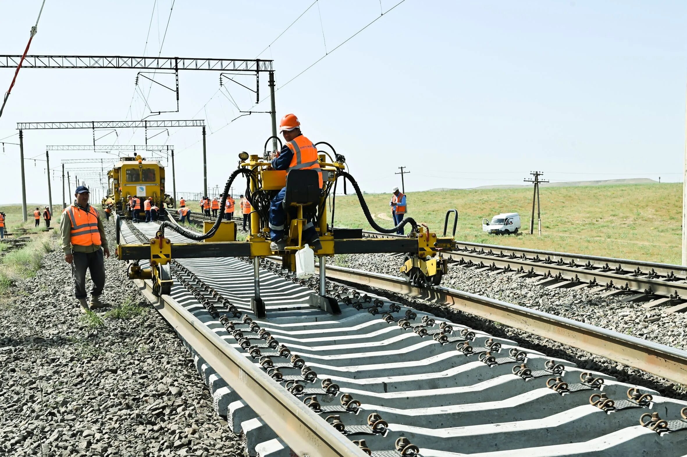 Движение поездов ограничено. Казахские железные дороги. ЖД железнодорожников. Железнодорожные пути фото. Капитальный ремонт железнодорожного полотна.