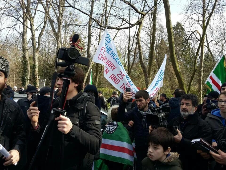 Украинцы ингуши. Митинг чеченцев в Страсбурге. Депортация вайнахов 23 февраля 1944. Мемориал жертвам депортации Грозный. Депортация чеченцев и ингушей в 1944.