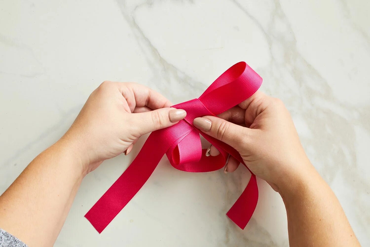 Бант из ленты. Make a bow. Make a bow. Ленточка для завязывания цветов. Завязывание бантиков.