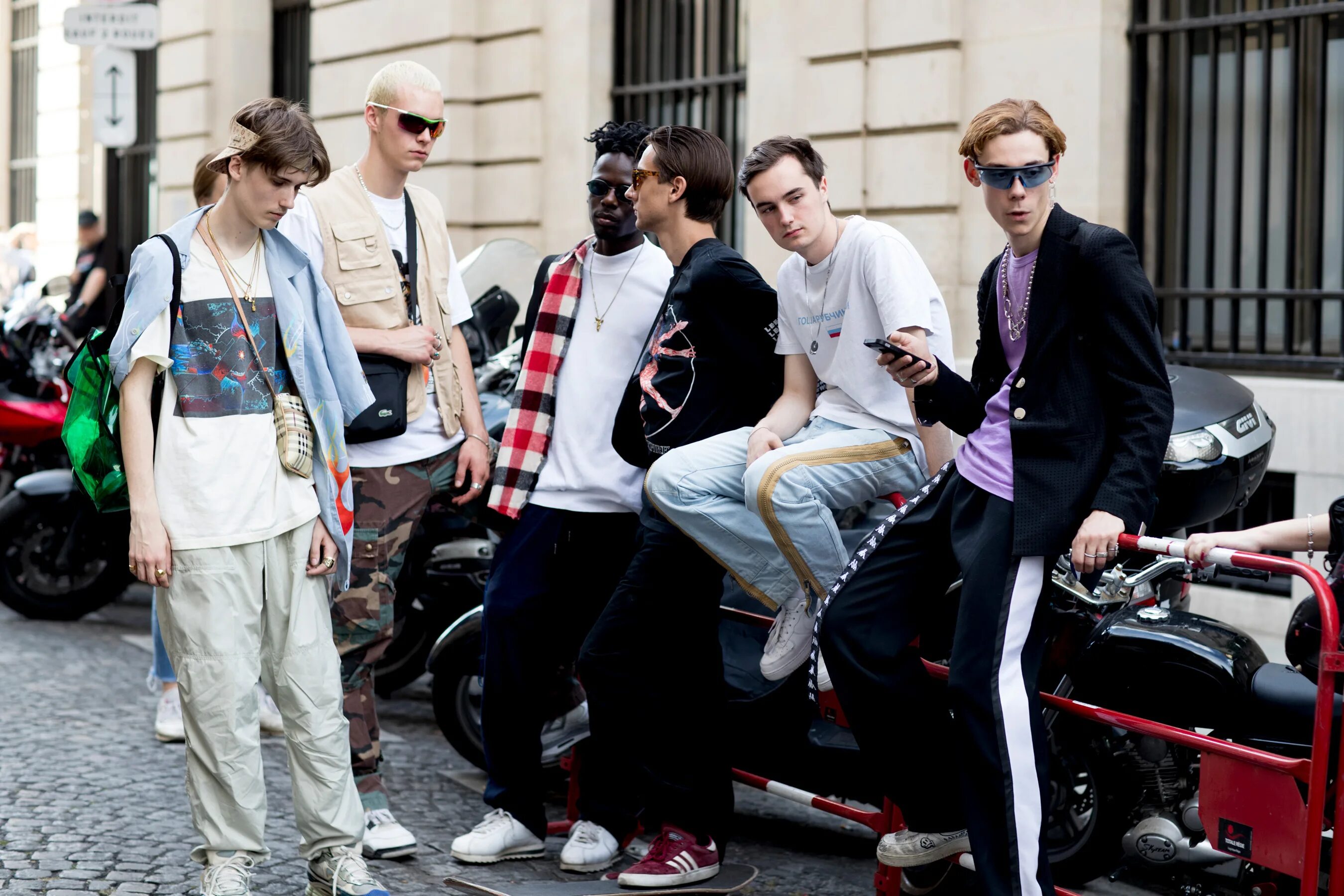 They in this street. Стиль Жак Мьюс. Фотосессия уличный стиль группа. Стиль улиц. Men Fashion Street Style.