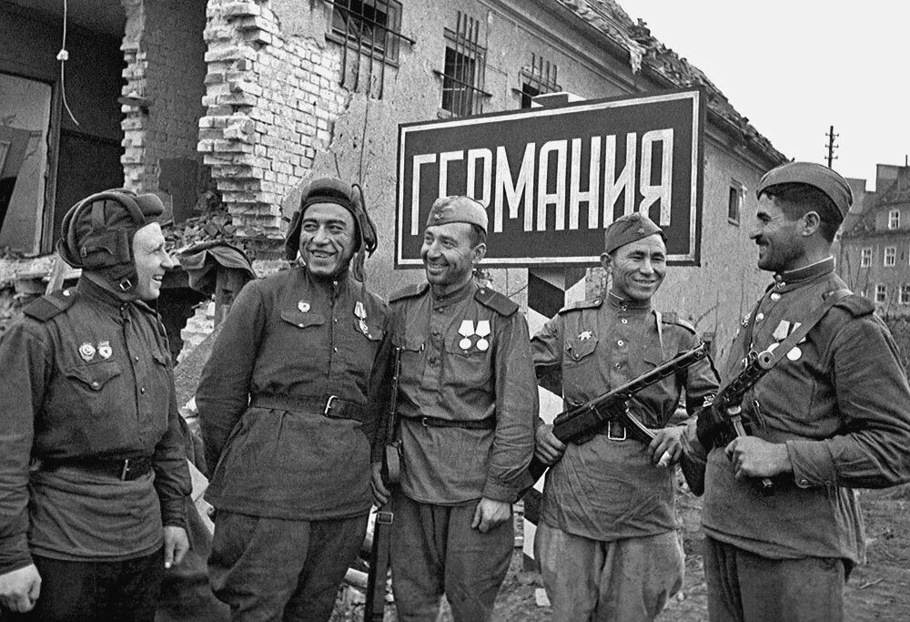 Советский солдат 1944 год. Советские войска полностью овладели столицей Германии Берлином. Советские солдаты 1945 победа. Русские солдаты в Германии 1945 году.