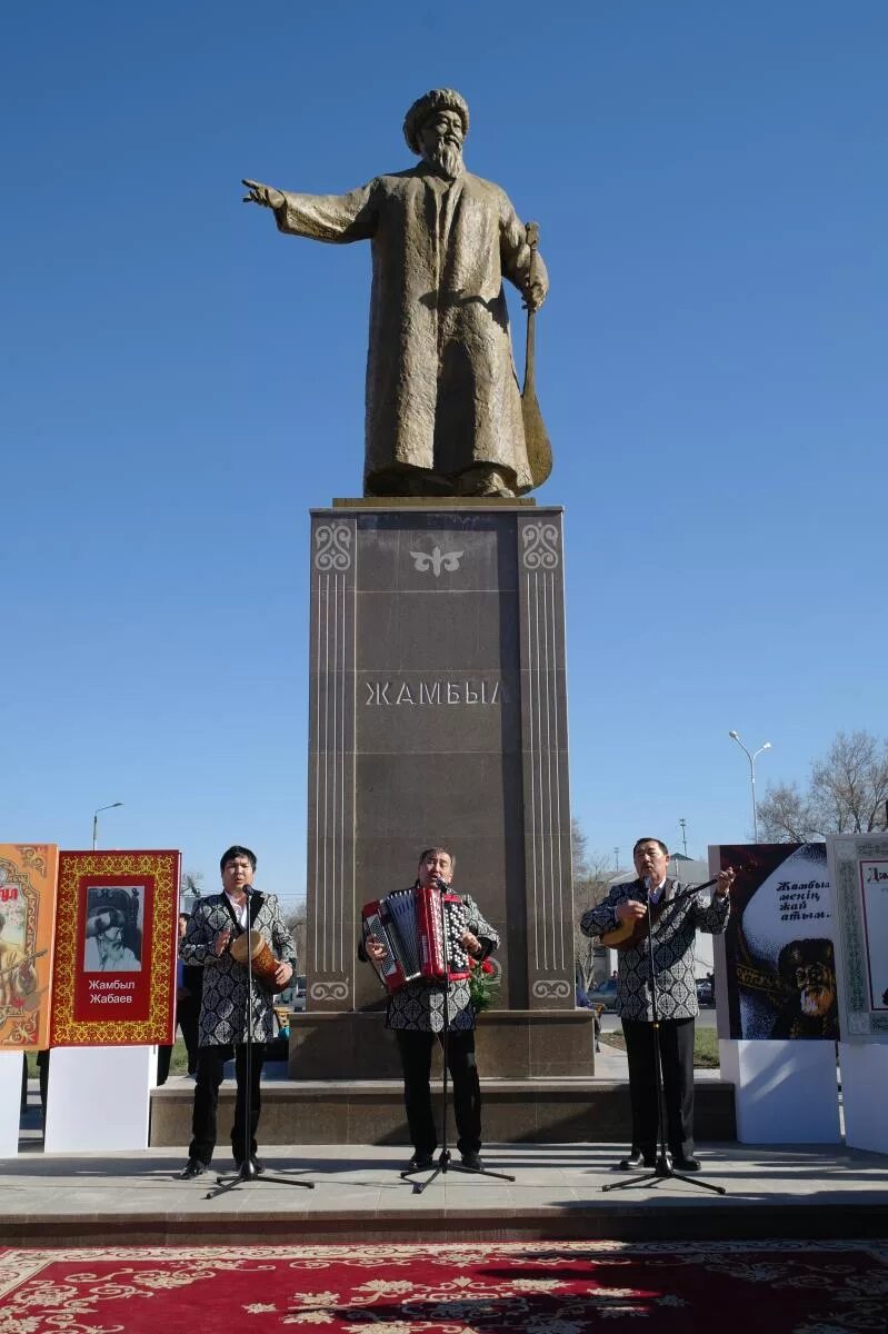 Памятник Жамбылу Жабаеву в Алматы. Памятник бюст Жамбыл Жабаев. Памятник Жамбылу Жабаеву в Таразе. Памятники в Таразе.