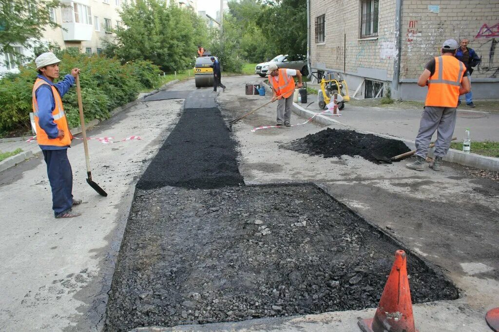 Ремонт дорог в городе. Укладка асфальта. Ремонт дорог. Асфальтирование дворовых территорий. Укладывают асфальт.