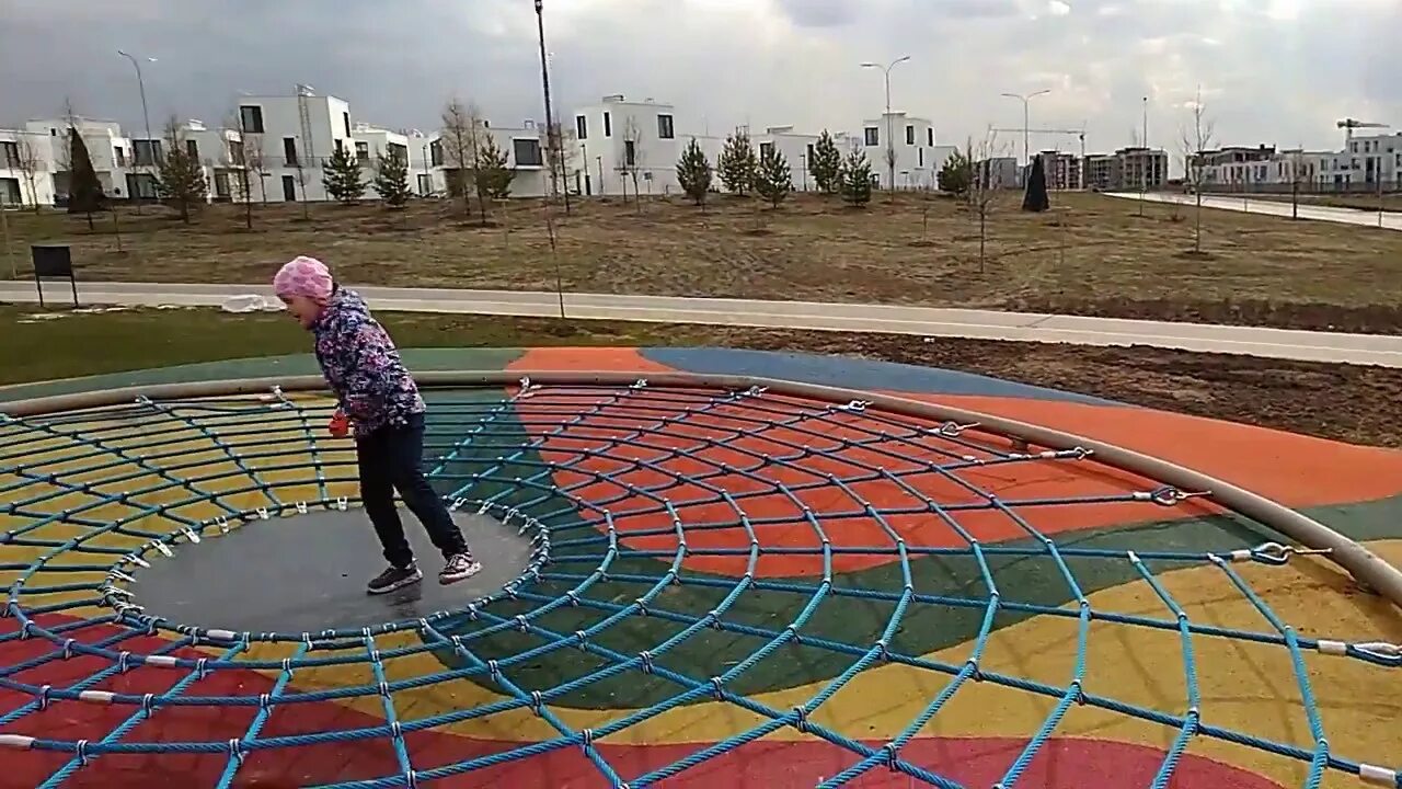 Центральный парк сколково детская площадка. Горка в сколково. Горка в сколково. Сколково парк пруд. Горки в парке сколково.