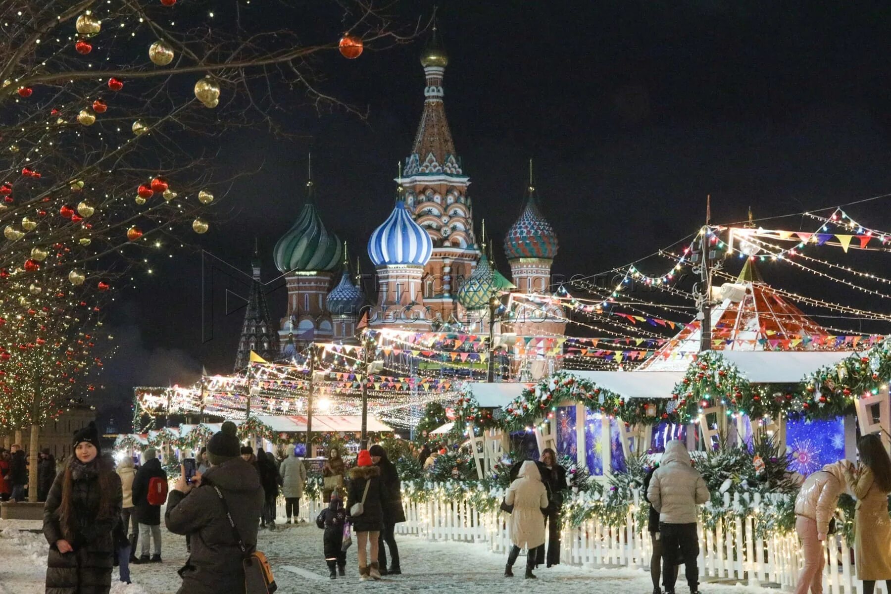 События новый год москва. Красная площадь Москва ярмарка ГУМ. ГУМ ярмарка 2022 Москва. Ярмарка на красной площади 2022 в Москве. Москва красная площадь декабрь 2022 год.