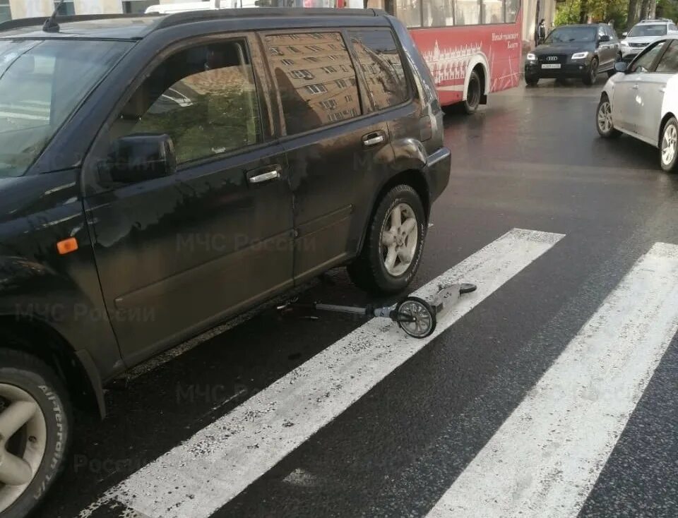 Дети погибают на дорогах. Автомобиль на дороге. ДТП С участием пешехода фото. Водитель совершил наезд на пешехода.