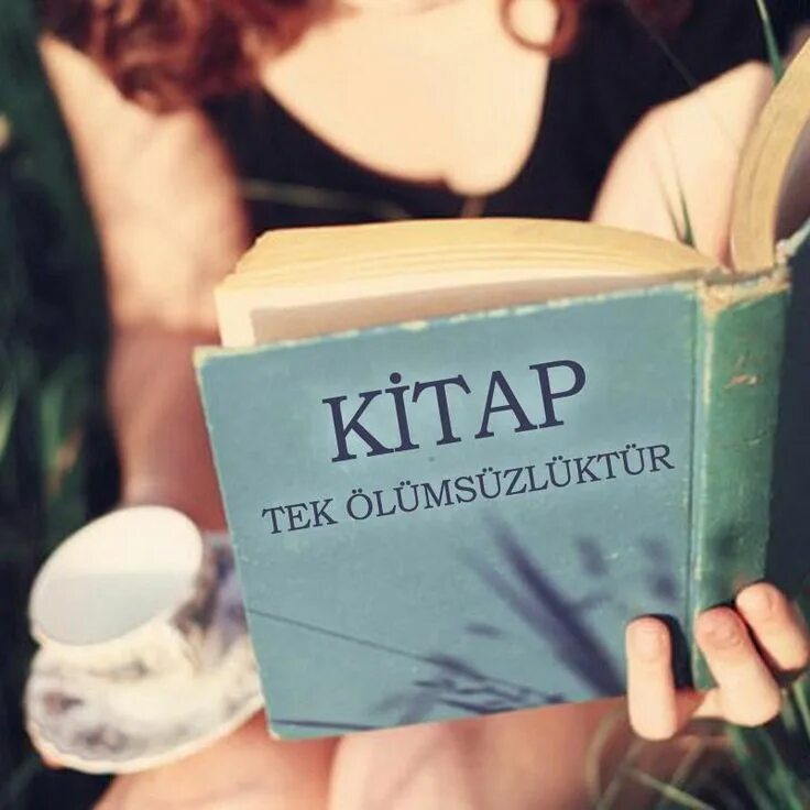 Девушка читает. Чтение на улице. Она читает нам книги. Фотосессия с книжкой. Чтение книг.