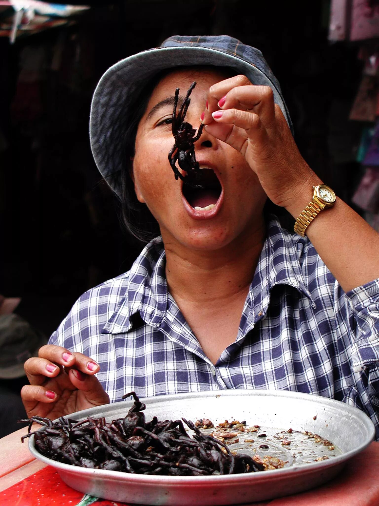 Где едят людей. Жареные тарантулы Камбоджа. Жареные пауки. Жареные жуки. Экзотические блюда.