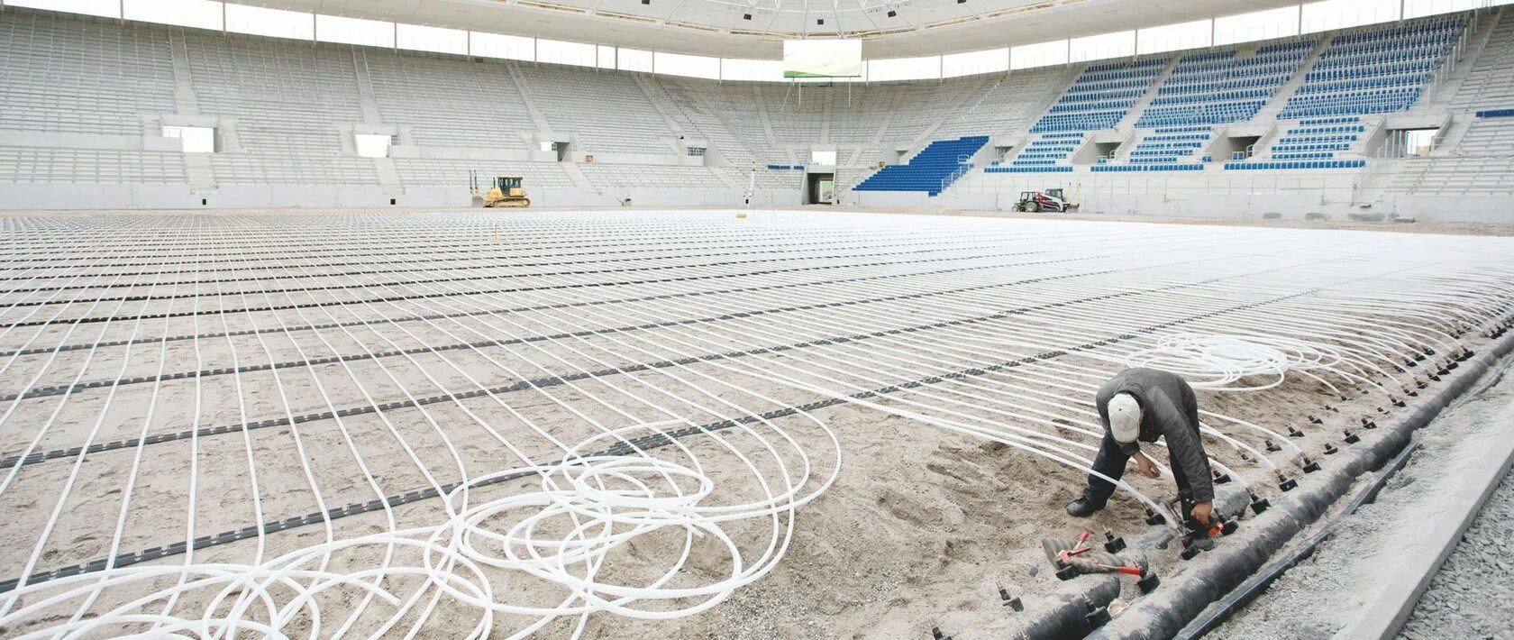 Система подогрева футбольного поля с искусственным покрытием. Поле нагрева. Подогрев футбольного поля жидкостный. Трубы для подогрева футбольного поля. Система электрообогрева ледового поля.