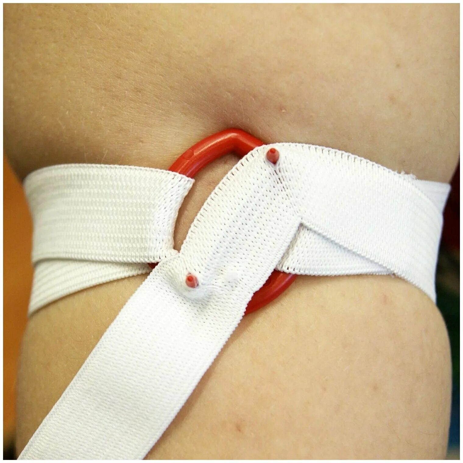 Наложение кровоостанавливающего жгута на нижнюю конечность. Жгут повязка кровоостанавливающая. Жгут кровоостанавливающий состав. Жгут повязка кровоостанавливающая. Порядок наложения кровоостанавливающего жгута на конечность.