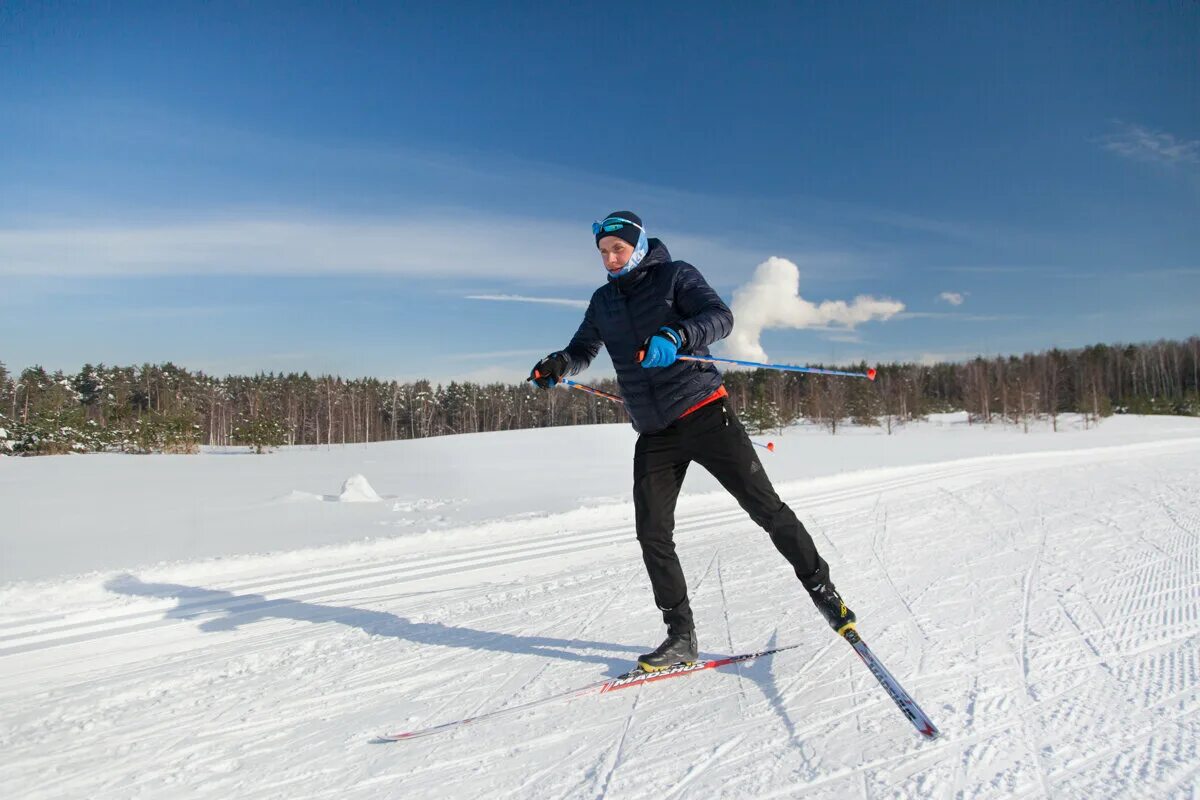 Лыжи Сумит Фишер. Лыжник. Коньковый бег на лыжах. Катание на лыжах.