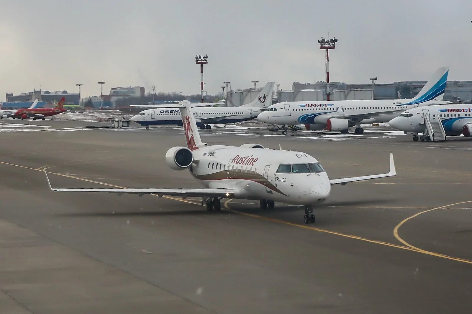 Мин воды самолеты летают. Самолёт Бомбардье CRJ-100/200. Самолет РУСЛАЙН Бомбардье CRJ-100/200. Самолёт Bombardier CRJ-100. CRJ-100/200.