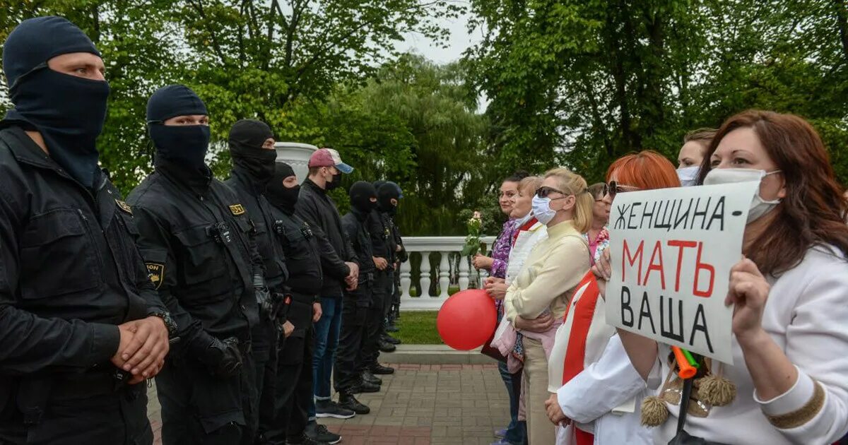 Белоруссия женщины ОМОН. Белорусские силовики. Белорусский силовик последние новости. Задержание беременной Беларусь.