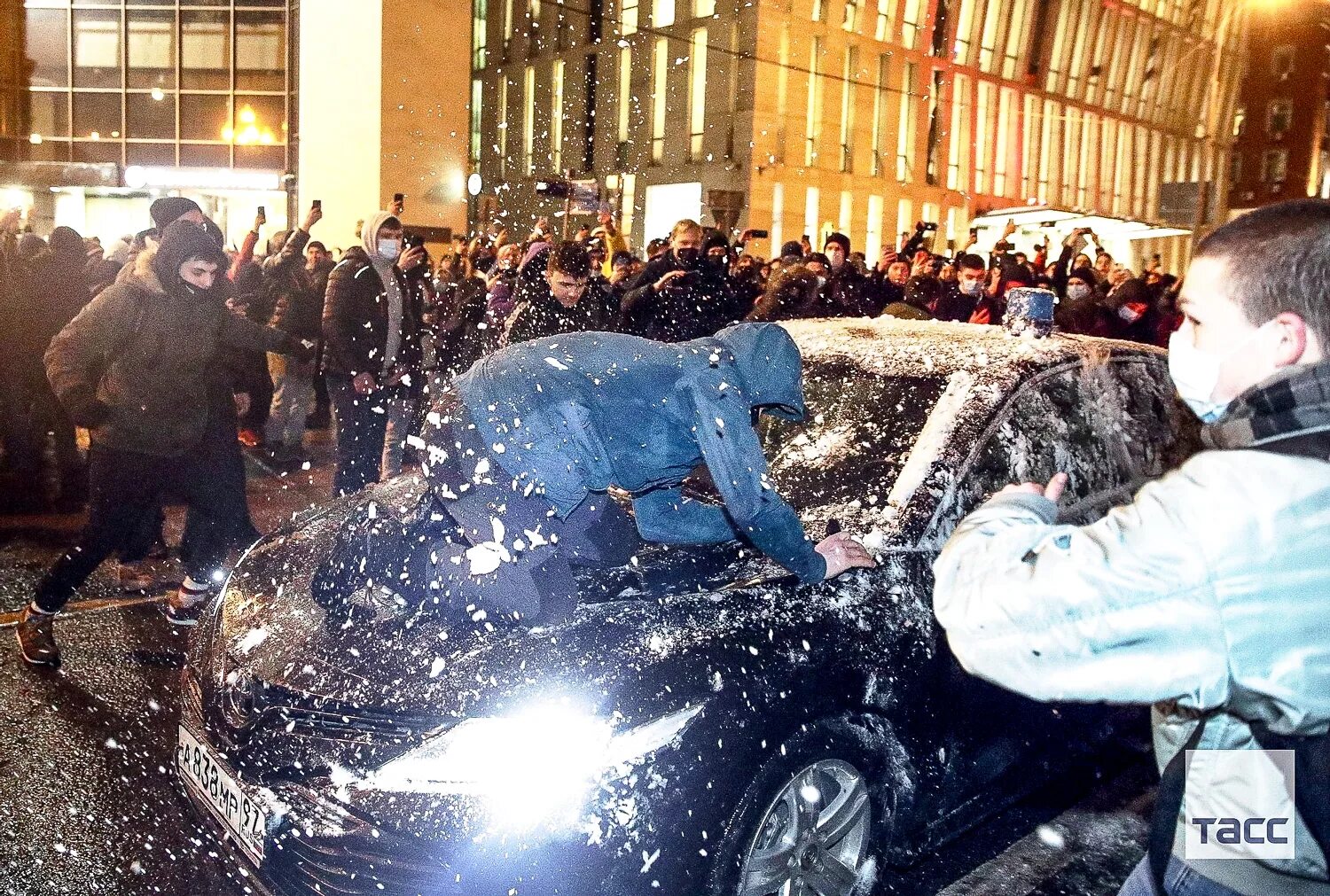 Нападение разбить. Разбили автомобиль на митинге. Крушить машины. Протестующие атаковали автомобиль.