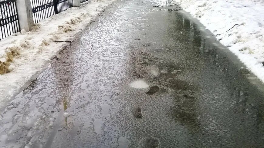 Таяние снега. Тает снег в Москве. Оттепель лужи. Лужи зимой. Растаявший снег ответ