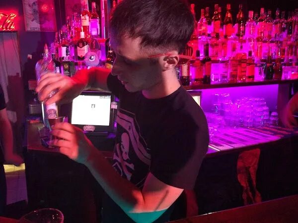 15 апреля тюмень. Pecado Bar Тюмень. Пикадо бар Тюмень. Бар Дзержинский Тюмень. Двойной коктейль Тюмень.