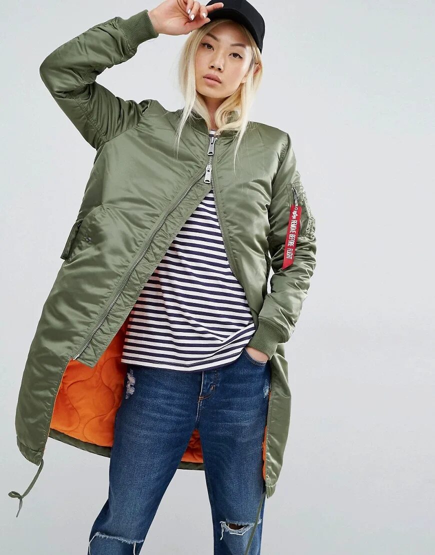 Удлиненный бомбер женский. Alpha industries женский удлинённый бомбер. бомбер альфа индастриз женский стиль. пальто alpha industries. альфа бомбер зимний женский.
