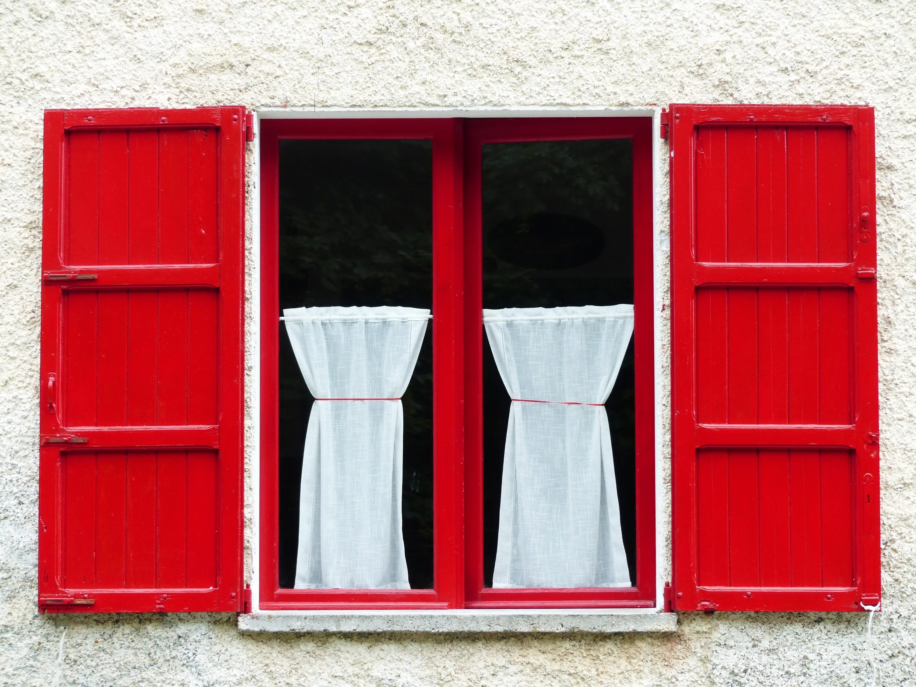Окна пластиковые красно. Красное окно. Оконные ставни. У окна. Красные ставни.