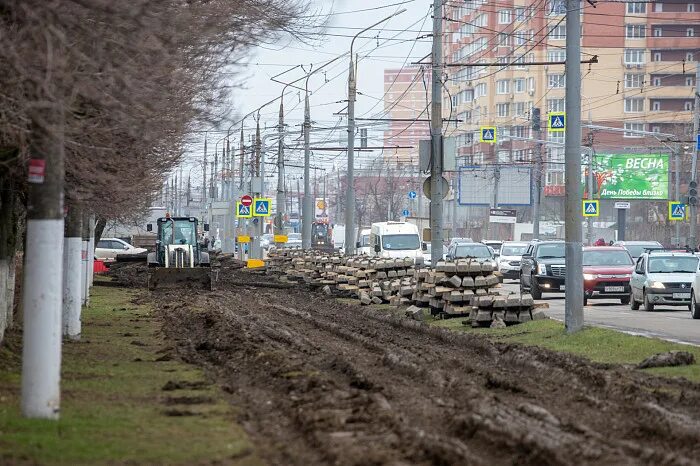 Вид трамвайных путей на проспекте Ленина и Осипенко. Тула трамвайные пути. Ремонт трамвайных путей Тула. Перекрытие асфальтом трамвайных путей.