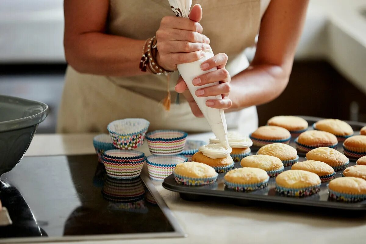 Preparing cake