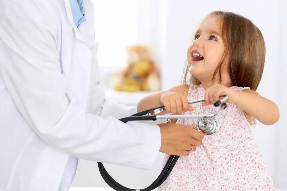 Детский эндокринолог. Ребенок на приеме у врача. Врач осматривает ребенка. Прием педиатра.