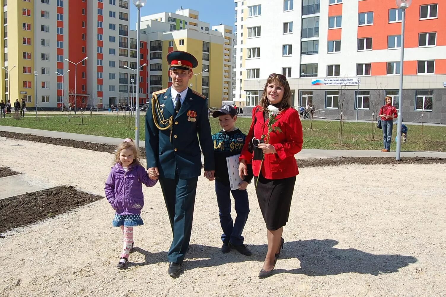 Семья офицеров. Семья военного. Жилье для военных. Семья военнослужащего. Семья офицера.