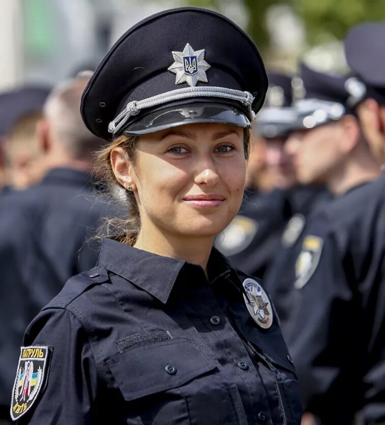 E polis. Полицейский. Девушка полицейский. Полицейская форма. Дама полицейский.