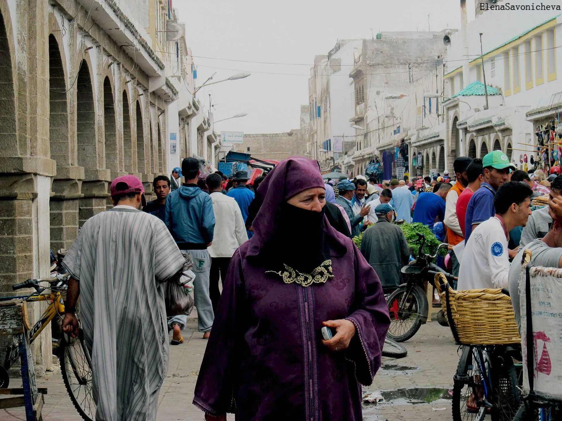 Марокко погода сейчас. Мухаммадия Марокко. Марокко Фес девушки. Марокканские женщины на улице. Женщины Марокко на улице.