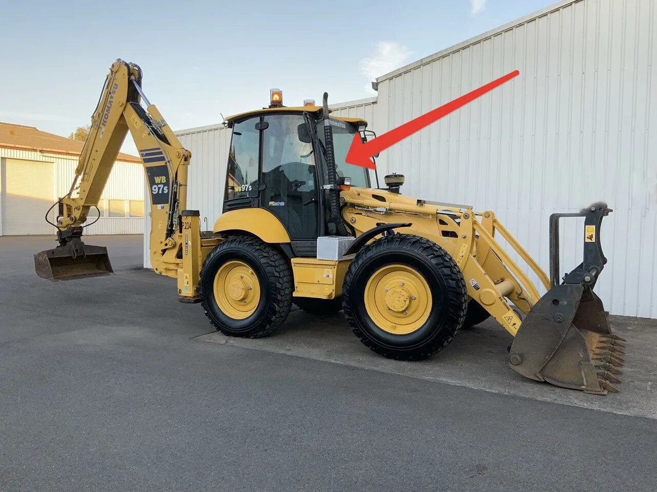 Куплю экскаватор погрузчик свежие объявления. Komatsu wb97s-5. Экскаватор-погрузчик Коматсу wb97s. Погрузчик Komatsu wb97s-5. Коматсу экскаватор погрузчик 97 s.