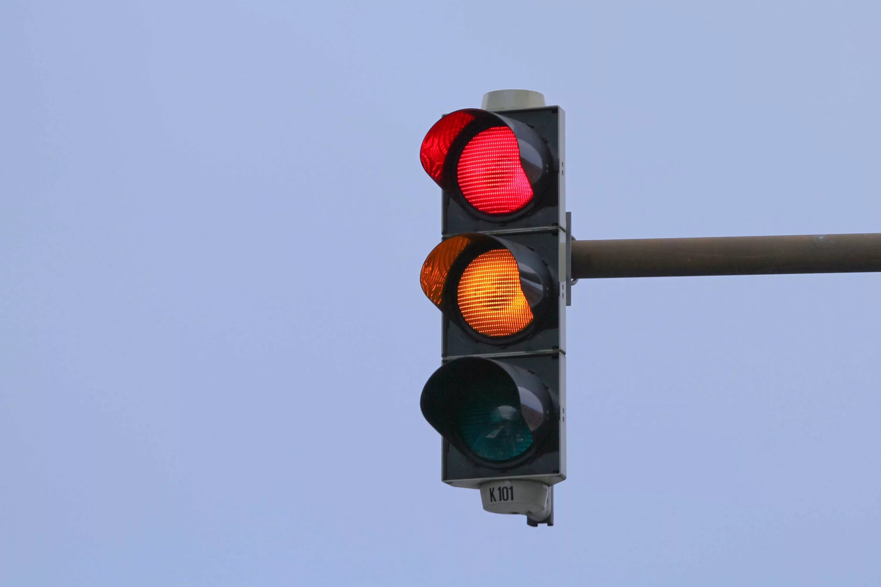 Начало движения на красный сигнал светофора. Светофор. Красный светофор. Современный светофор. Светофор красный желтый.