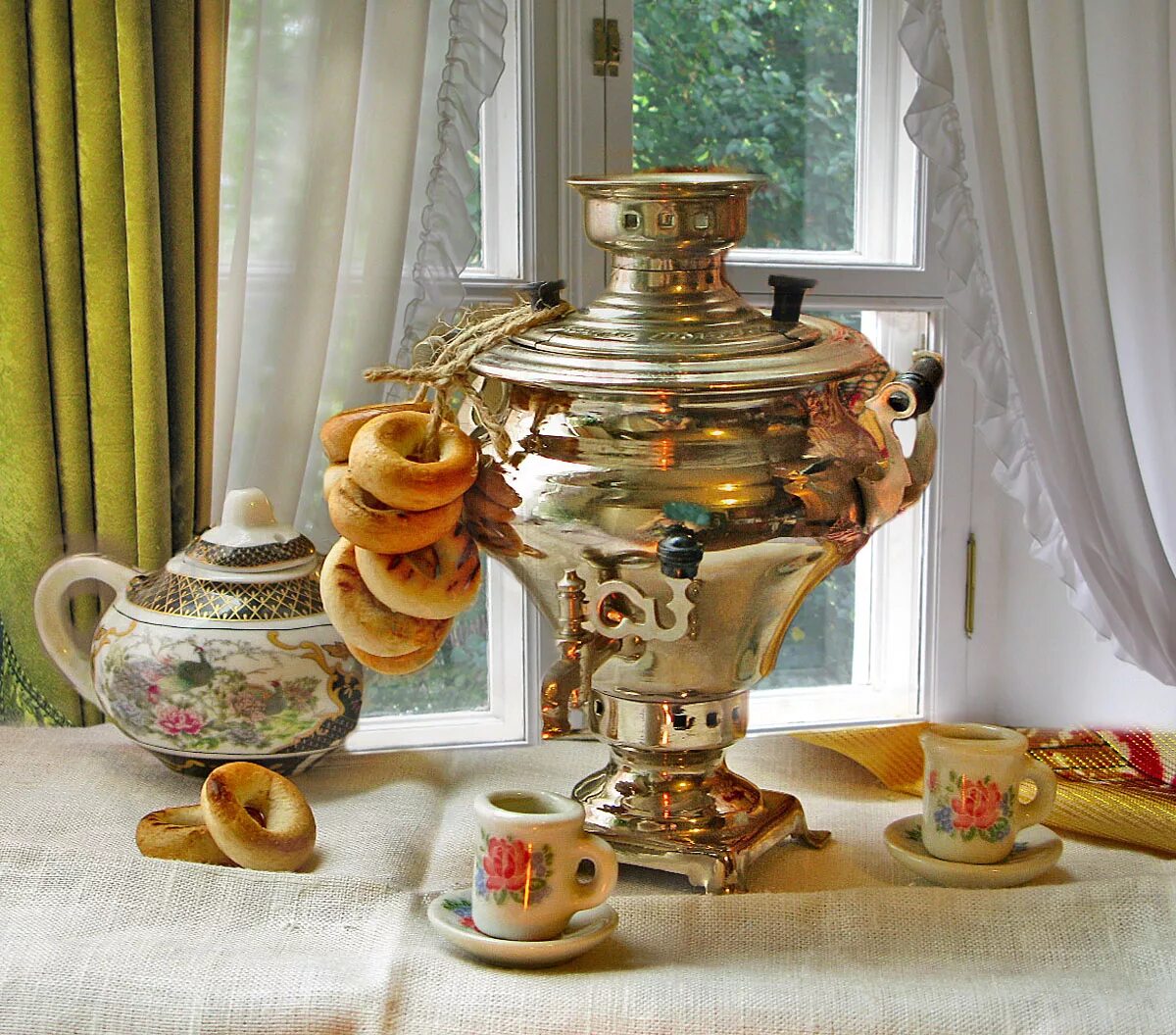 Чаепитие с самоваром и баранками. Самовар чай. Красивый самовар. Традиционный русский самовар.