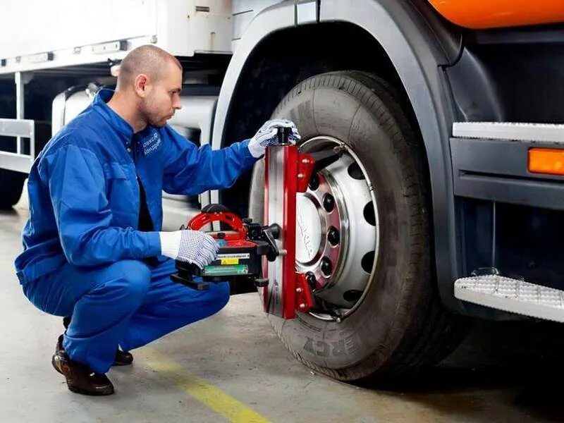 грузовые шины. ремонт шины грузового автомобиля. шиномонтажник грузовой. восстановление грузовых шин. шиномонтаж грузового колеса.