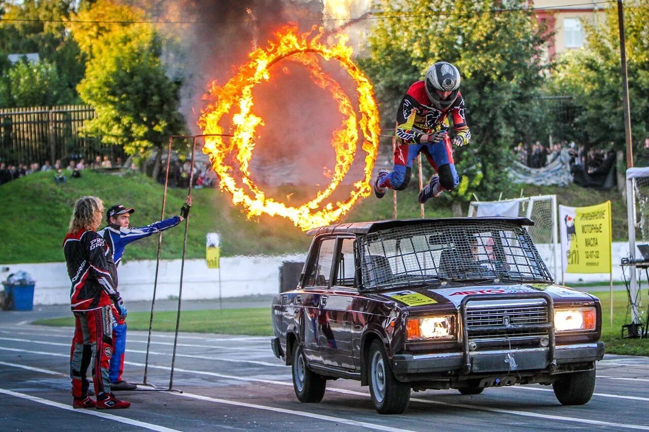 Мотокросс эндуро. Каскадер 4 буквы. Bws стант. Стантрайдинг шоу девушки. Каскадер 4 буквы.