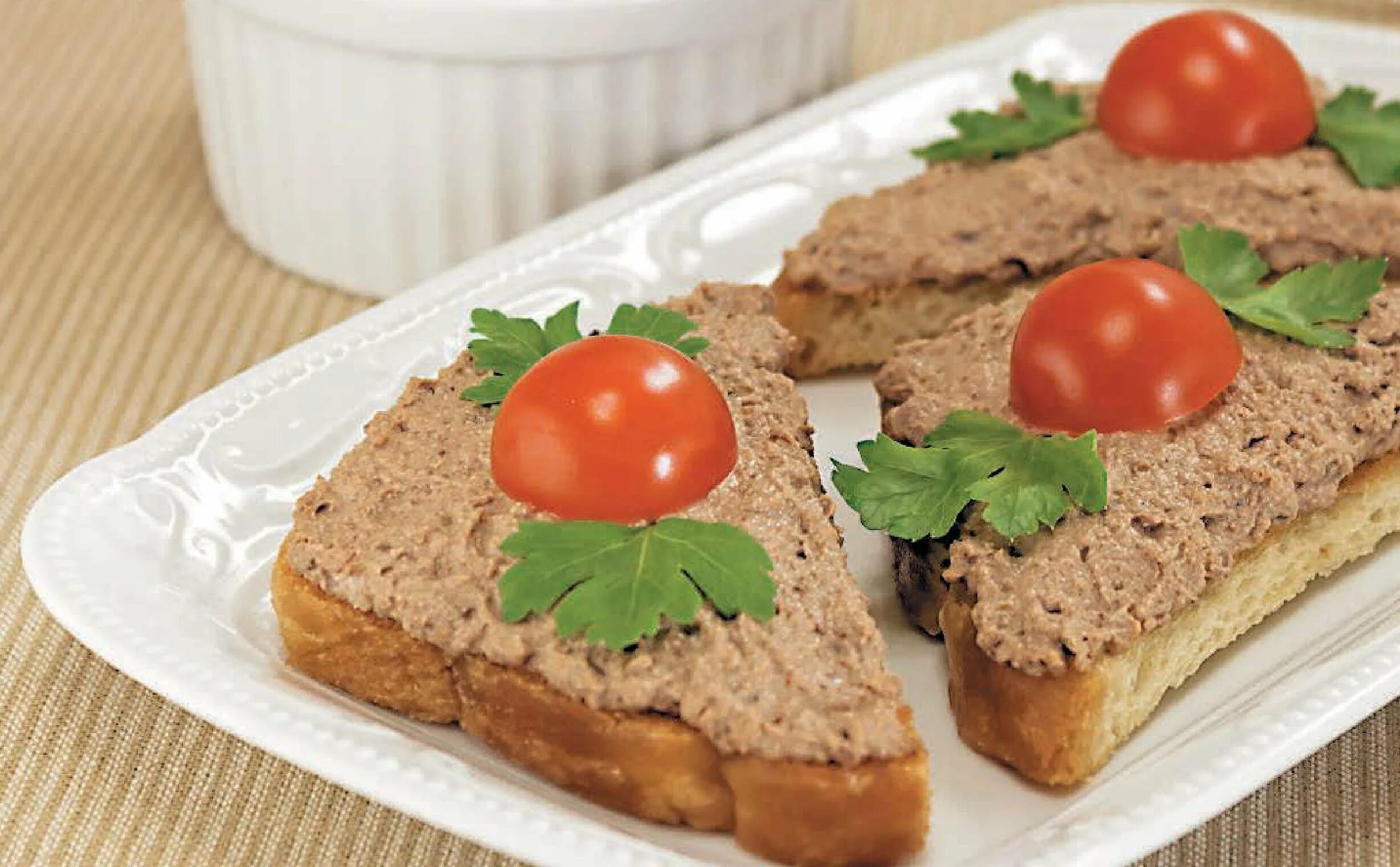Печеночный бутерброд. Бутерброды с паштетом из печени куриной. бутерброды с паштетом из печени куриной на праздничный стол. бутеры с паштетом из печени. фингенфутс печеночным паштетом.