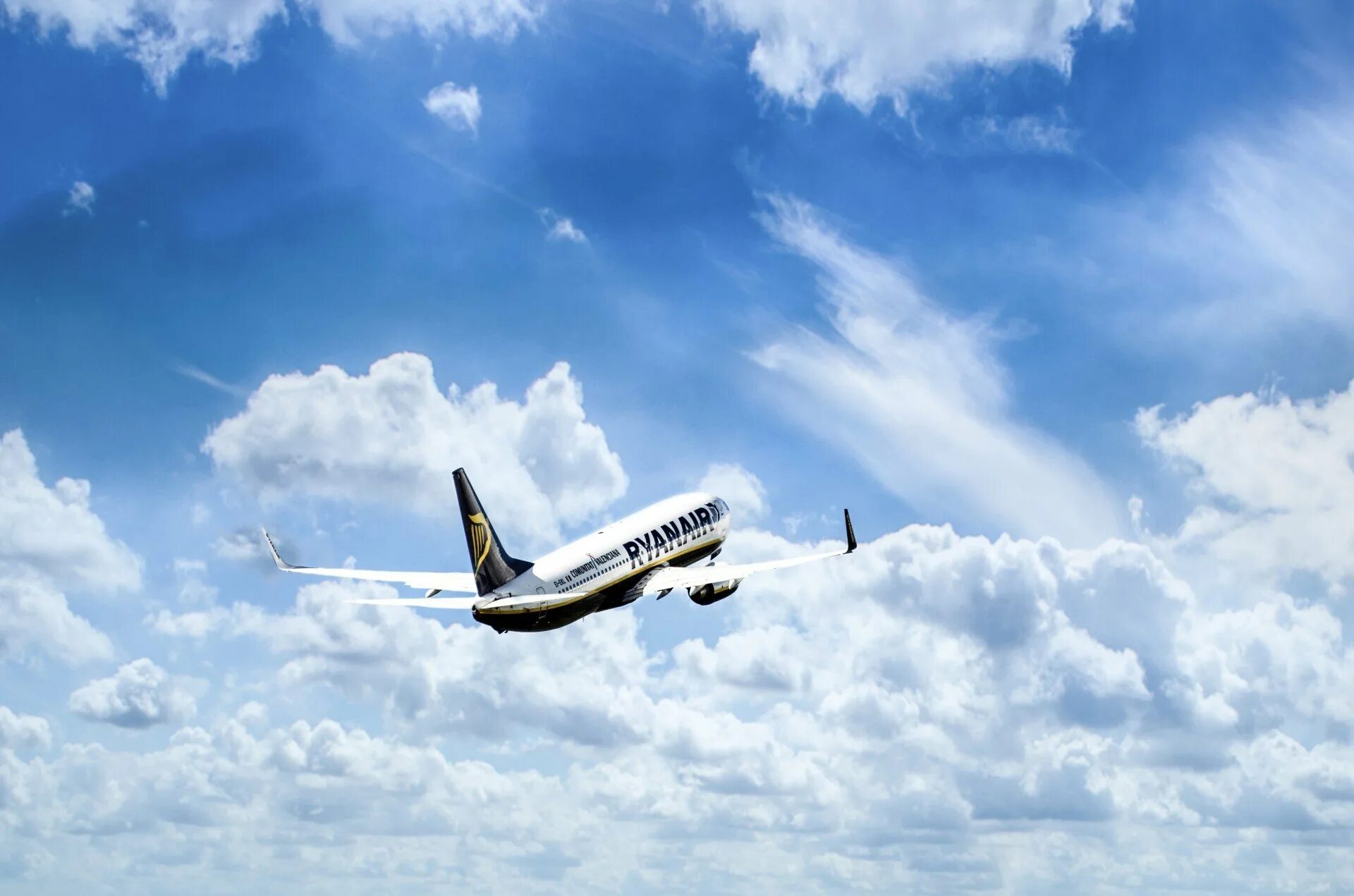 Самолет в небе. Красивый самолет. Самолет в облаках. Самолет в голубом небе. Полет самолета вертикально
