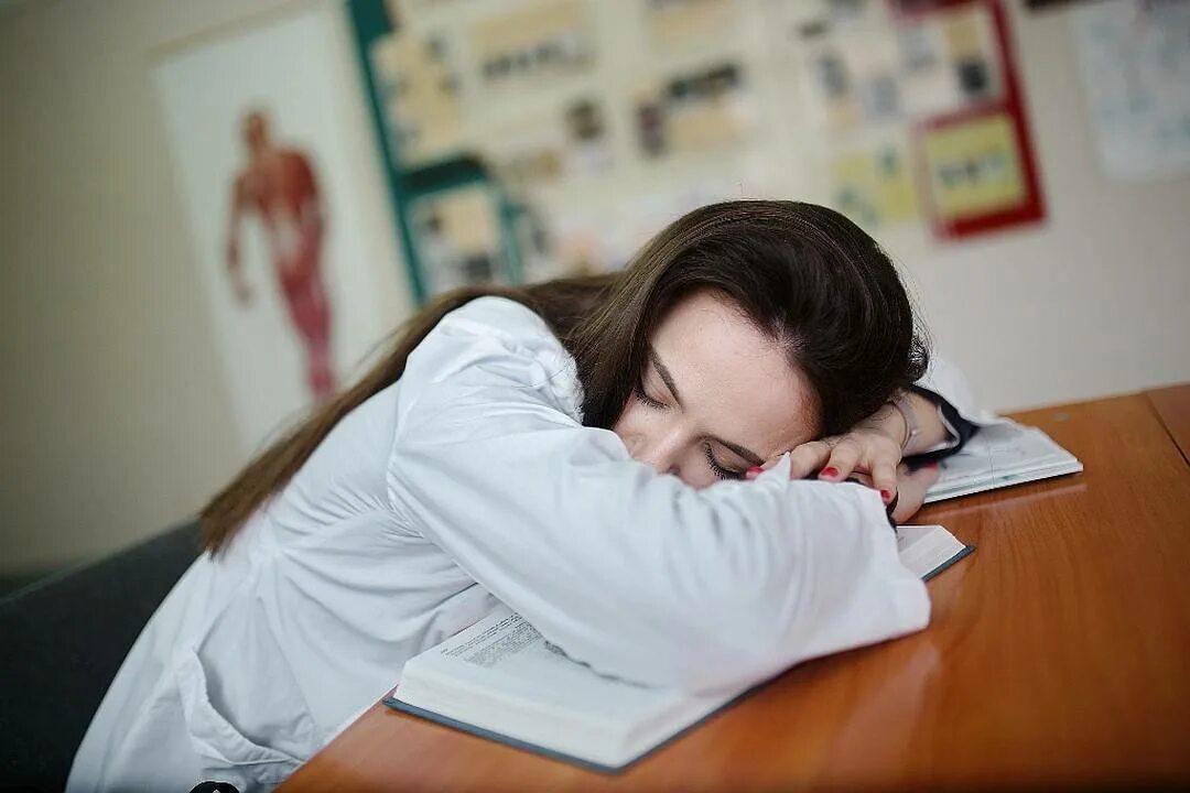 Утомление работника. Студент спит. сон студента. утомление студентов. уставший студент медик.