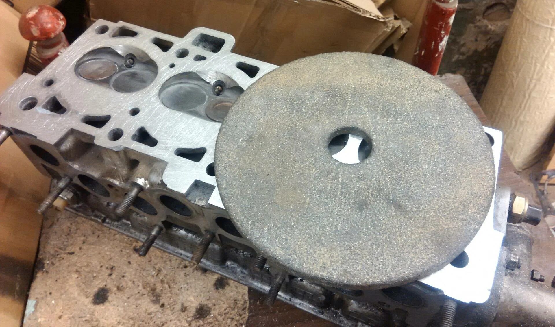 Точить головку. Плита для притирки головки блока цилиндров. 6в75 фрезерный станок. Шлифовка гбц ваз 2107. Точить головку.