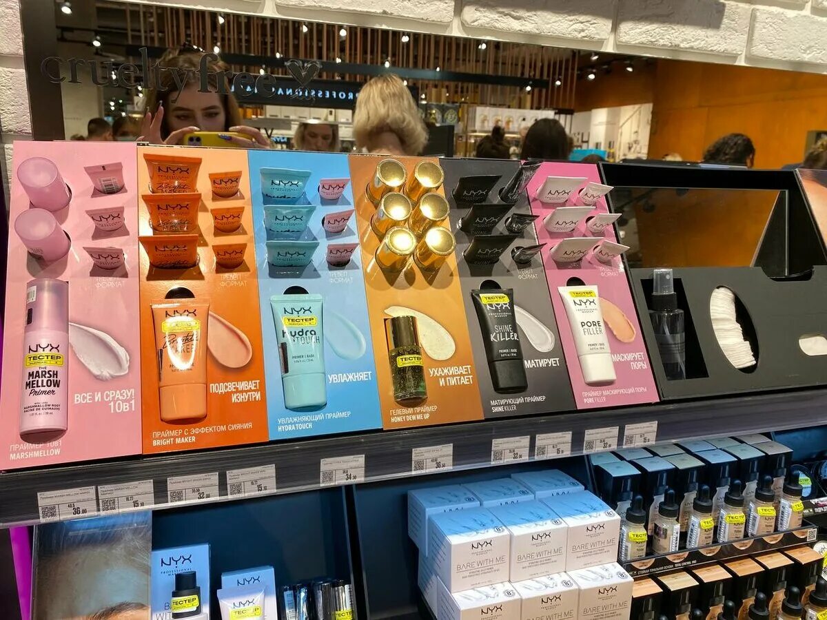 Адвент календарь с косметикой make up revolution. Бьюти бокс золотое яблоко 2022 косметичка. Золотое яблоко косметичка салатовая. Estee lauder косметичка голубая. Косметичка флакон.