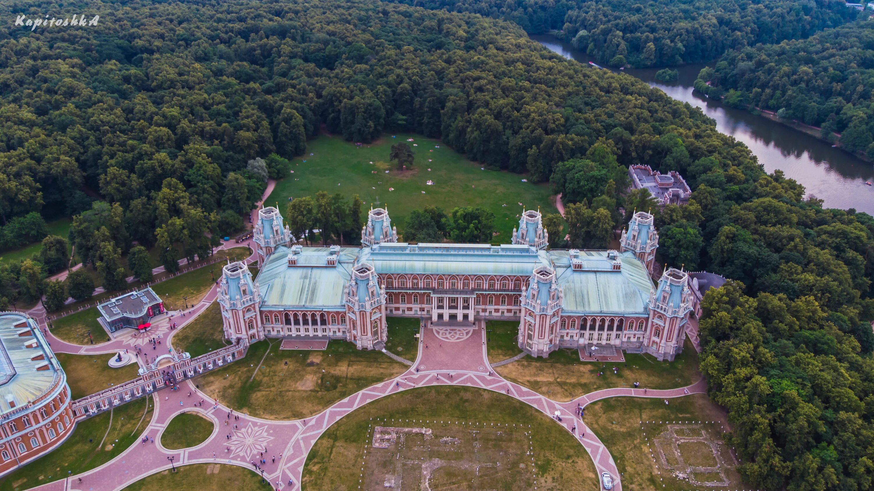 Царицыно 20. Царицыно (дворцово-парковый ансамбль). Москва музей-заповедник Царицыно музей-заповедник Царицыно. Царицынский парк в Москве. Царицыно Поляна у большого дворца.