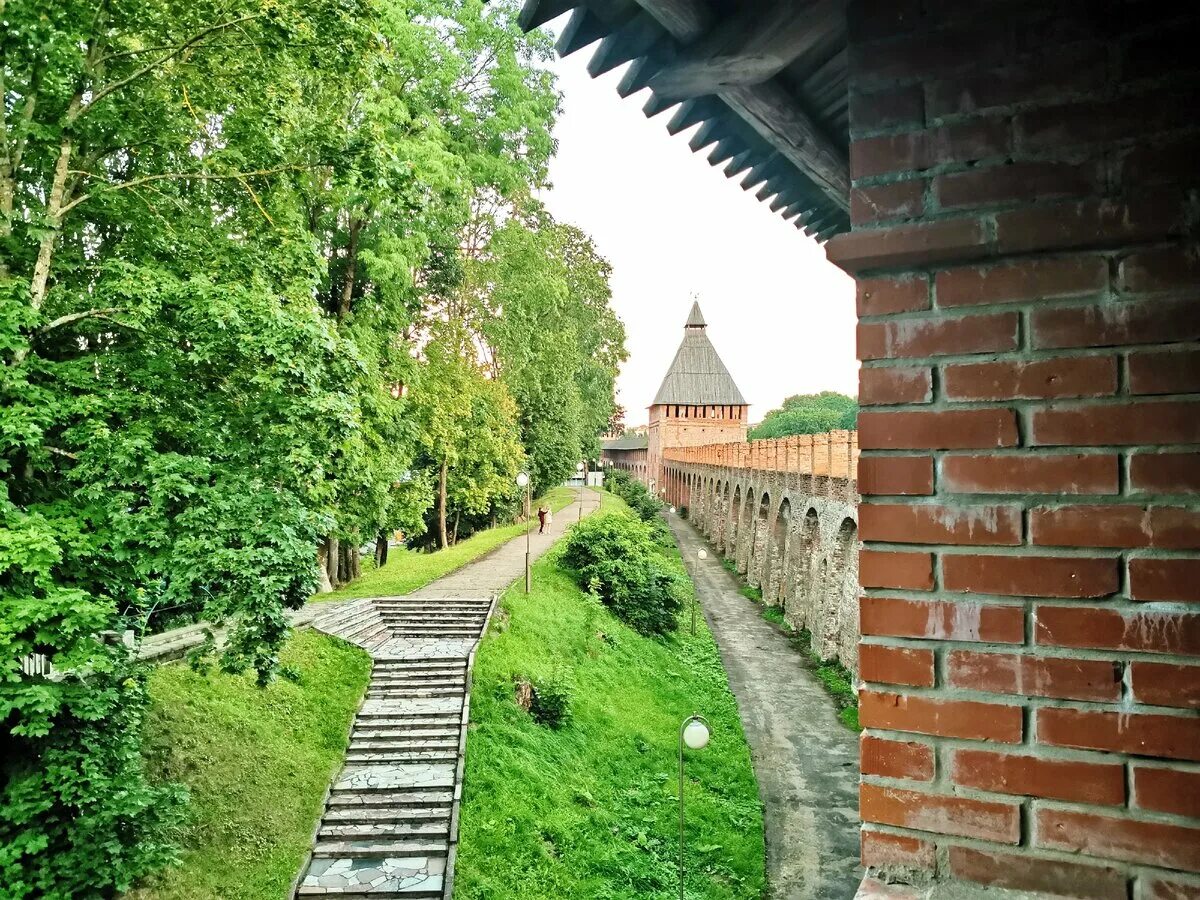 Страна города смоленск. Смоленск Крепостная стена парк. Крепостная стена в парке Смоленска. Смоленская крепость экскурсия. Королевская крепость Смоленск.