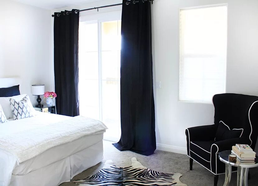 шторы в серую гостиную. интерьер комнаты с черными шторами. цвет штор в белой комнате. шторы сканди икеа. интерьер белой спальни.