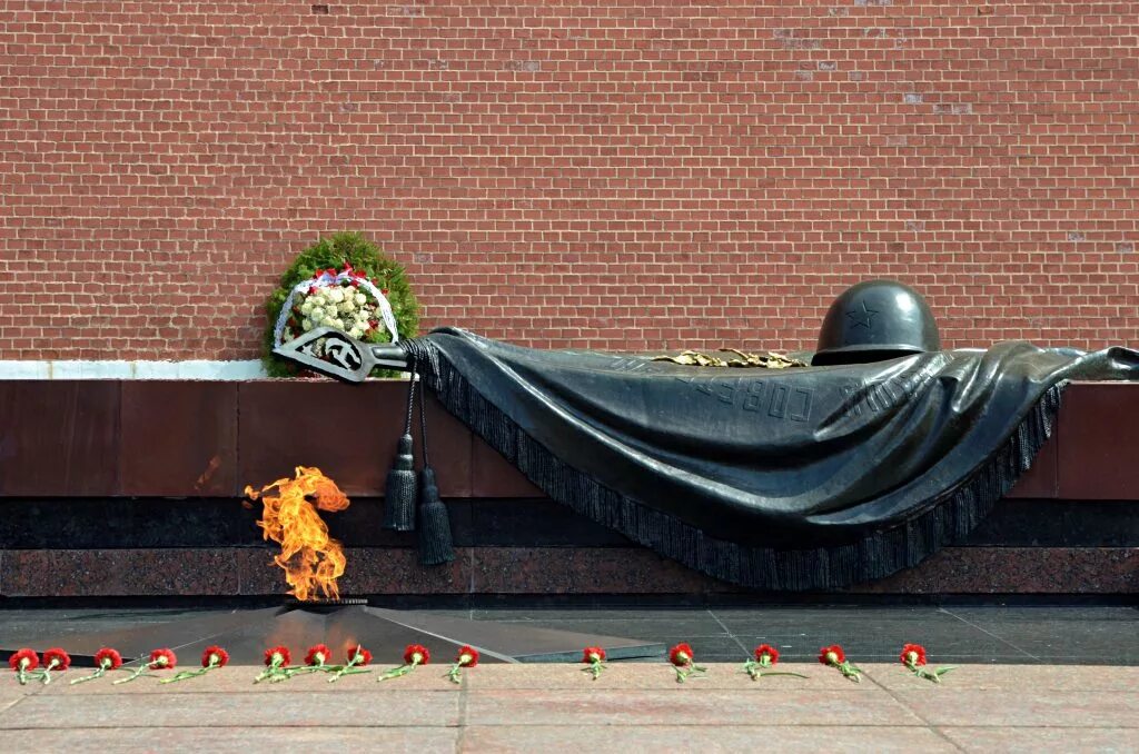 Что находится в могиле неизвестного солдата. Могила неизвестного солдата у кремлевской стены в москве. москва вечный огонь могила неизвестного солдата. мемориальный комплекс могила неизвестного солдата. вечный огонь на могиле неизвестного солдата.