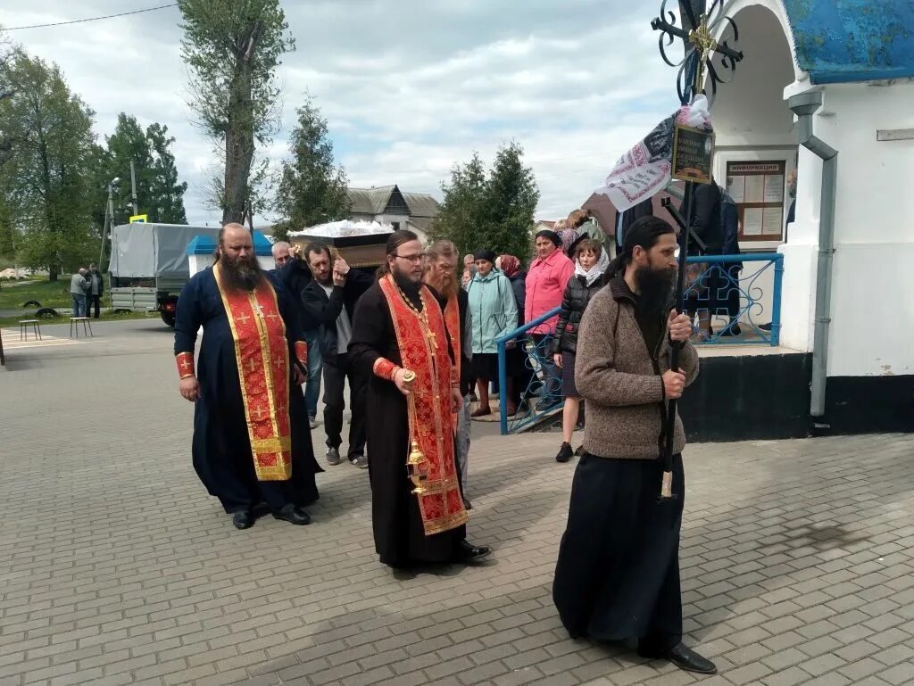 Новости навля сегодня. Храм. Прихожане в церкви. Церковь благословение. Около Славутичи Церковь.