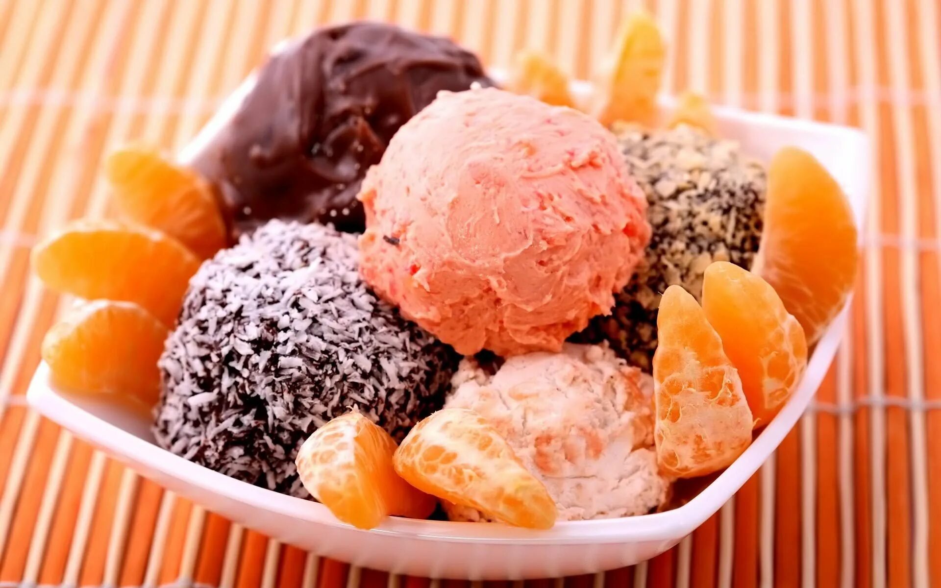 Вкусные названия. Вкусное мороженое. Мороженое ассорти. Мороженое в апельсине. Аппетитное мороженое.